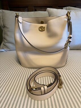 NWT Pebble Cream Leather Soft Willow Shoulder Bag with Gold Hardware